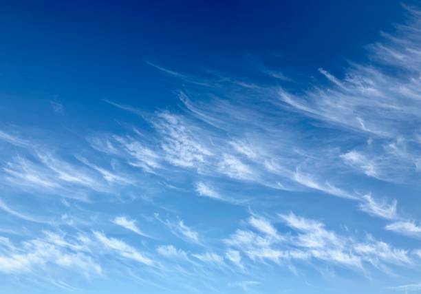 classic feathery cirrus clouds - tail feather imagens e fotografias de stock