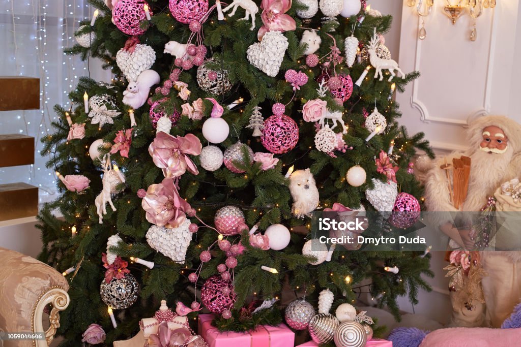 Foto de Closeup De Natal Árvore Decorada Com Enfeites De Brancos E Rosa E  Garland Cópia Espaço Decorações De Natal Fundo De Férias Árvore De Natal  Cartão De Felicitações e mais fotos