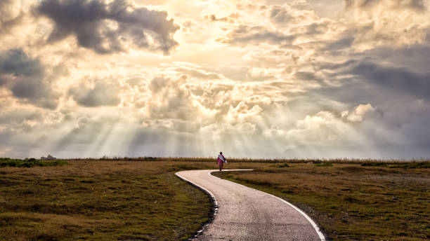 immagine concettuale di un uomo che cammina lungo un sentiero - god spirituality sunbeam heaven foto e immagini stock