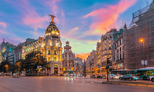 Madrid ciudad skyline gran vía calle crepúsculo, España photo