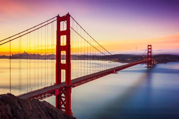 ゴールデン ゲート ブリッジ、サンフランシスコ、アメリカ合衆国で日の出前に長時間露光 - san francisco county sunrise nobody sky ストックフォトと画像