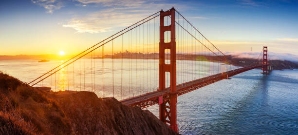 nascer do sol na golden gate bridge, san francisco, califórnia. estados unidos da américa - traffic car travel golden gate bridge - fotografias e filmes do acervo