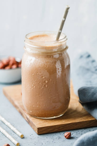 noix de beurre au chocolat protéiné dans un bocal en verre. le concept d’une alimentation saine de la vie et de remise en forme. - smoothie banana smoothie milk shake banana photos et images de collection