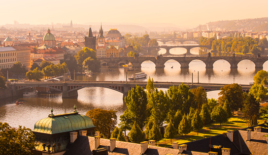 Vista aérea del el puente de Carlos y el río de Vltava en Praga, República Checa photo