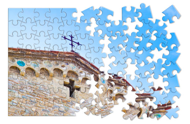 chrześcijański krzyż średniowiecznego włoskiego kościoła - "npuchodny wzrost wiary - obraz koncepcyjny w kształcie układanki - romanic zdjęcia i obrazy z banku zdjęć