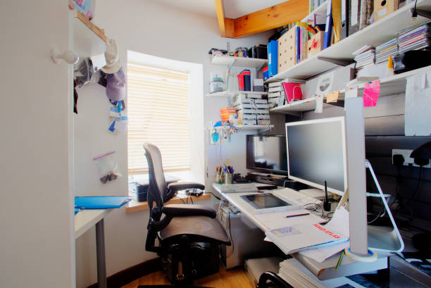 home office - messy - fotografias e filmes do acervo