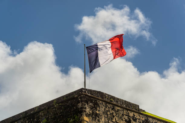 bandera francesa en una tapa de fort saint louis en fort-de-france, martinica - fort st louis fotografías e imágenes de stock