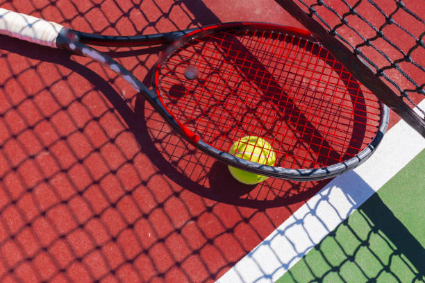 テニスボールとラケットを草コート - tennis ball ball isolated sport ストックフォトと画像