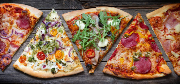 pedaços de pizza de diferentes vários tipos no velho conceito de banner placas retrô - tuna food table dinner - fotografias e filmes do acervo