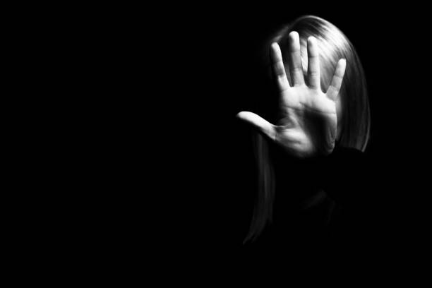 kobieta pokazująca gest stop. koncepcja przemocy wobec kobiet. - przemoc domowa zdjęcia i obrazy z banku zdjęć