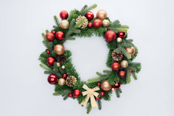 vista superior da grinalda festiva decorativa com brinquedos de natal de vermelho e dourado isolado no branco - coroa de flores - fotografias e filmes do acervo