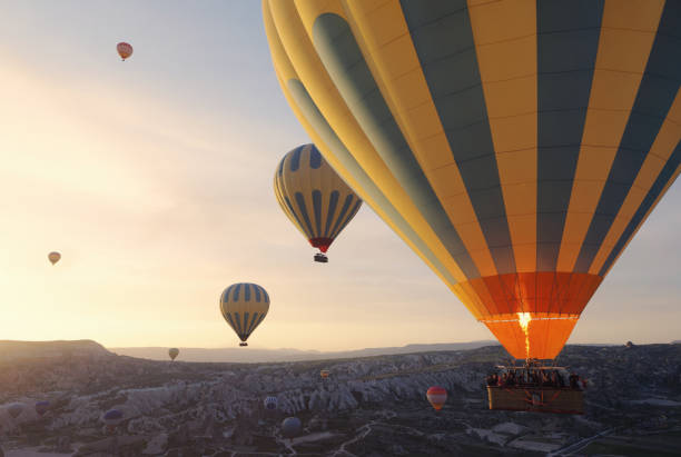 balões de ar quente da capadócia, turquia - traditional festival adventure air air vehicle - fotografias e filmes do acervo