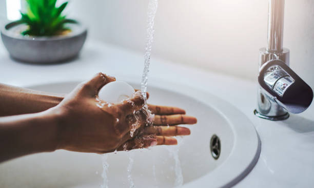 higiene adequada é importante - one person sink washing hands bathroom - fotografias e filmes do acervo