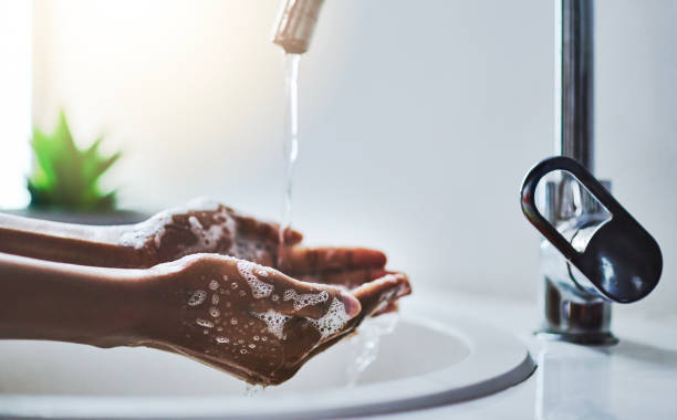 lavar as mãos é importante - one person sink washing hands bathroom - fotografias e filmes do acervo
