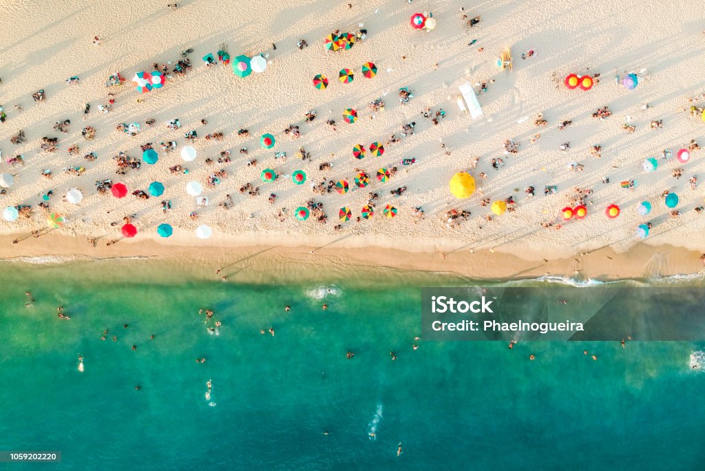 Vue aérienne d’une plage bondée, des parasols et des personnes sur le sable - Photo de Plage libre de droits