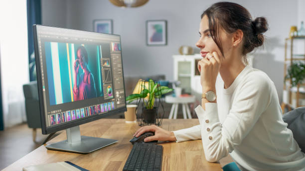 professionele vrouwelijke fotograaf werkt in fotobewerking app / software op zijn pc. de redacteur van de foto retoucheren van foto's van een mooi meisje. mock-up softwareontwerp. - grafisch ontwerper fotos stockfoto's en -beelden