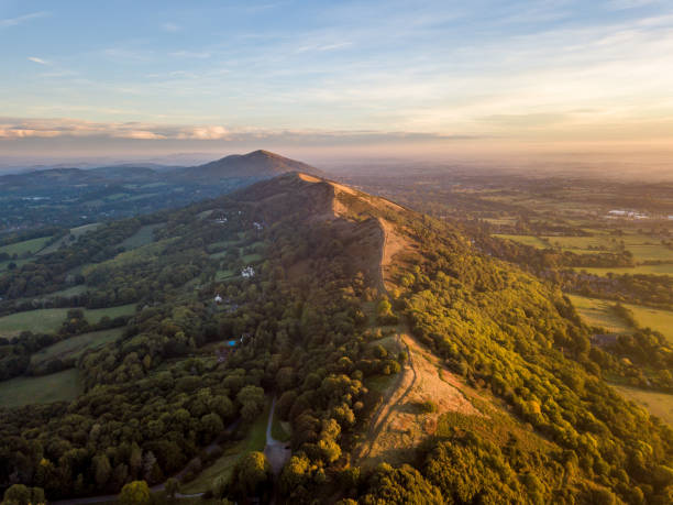 vue aérienne avec vue sur les collines de malvern au lever du soleil - worcestershire photos et images de collection