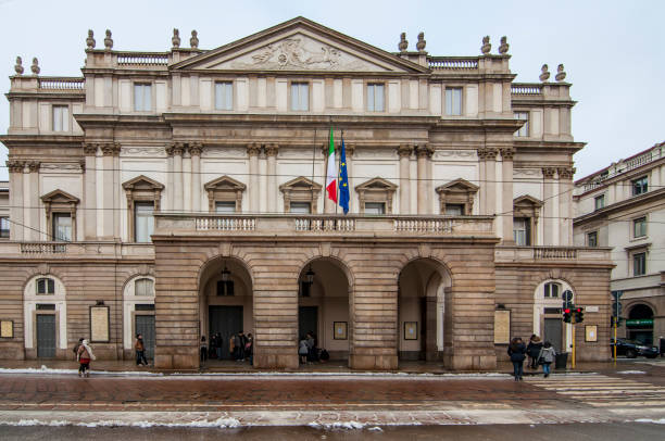 piazza de la scala y teatro de la scala, en milán. italia - milan italy stage theater opera house built structure fotografías e imágenes de stock