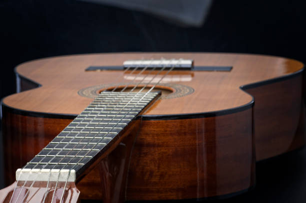 gitara klasyczna fotografia makro - musical instrument string music dark old fashioned zdjęcia i obrazy z banku zdjęć