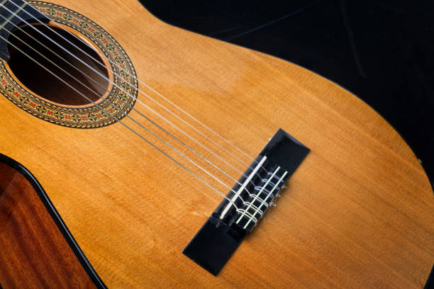 gitara klasyczna fotografia makro - musical instrument string music dark old fashioned zdjęcia i obrazy z banku zdjęć