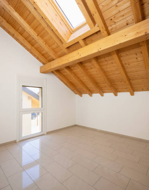 empty room with a sloping roof and wooden beams - tessin imagens e fotografias de stock