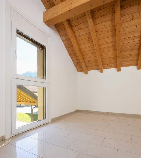 empty room with a sloping roof and wooden beams - tessin imagens e fotografias de stock