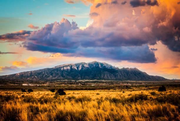 montañas de sandia con nubes y un cielo majestuoso - nuevo méxico fotografías e imágenes de stock