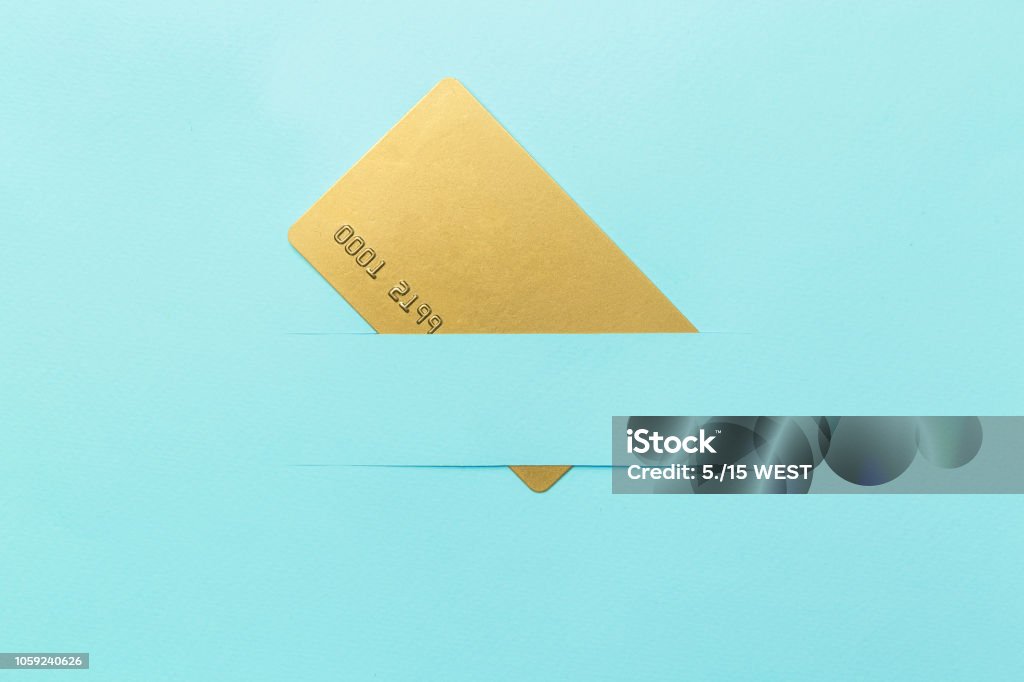 Goldcard Mockup, auf blauem Hintergrund, kreatives Konzeptidee. Textfreiraum - Lizenzfrei Bankkarte Stock-Foto
