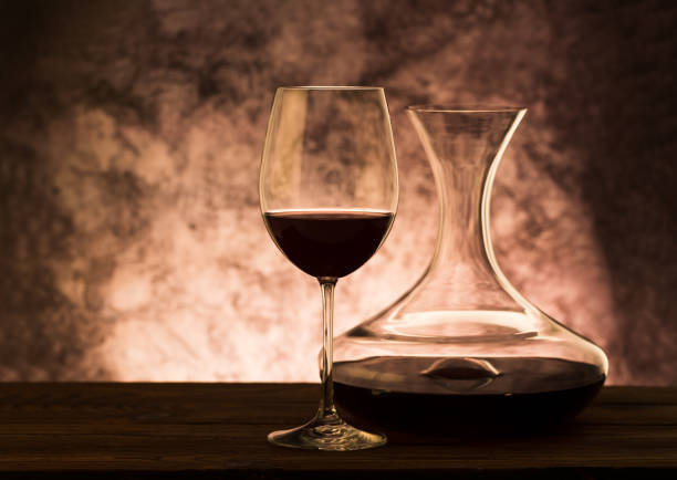 dekanter z czerwonym winem i kieliszkiem na stole - wine decanter red restaurant zdjęcia i obrazy z banku zdjęć