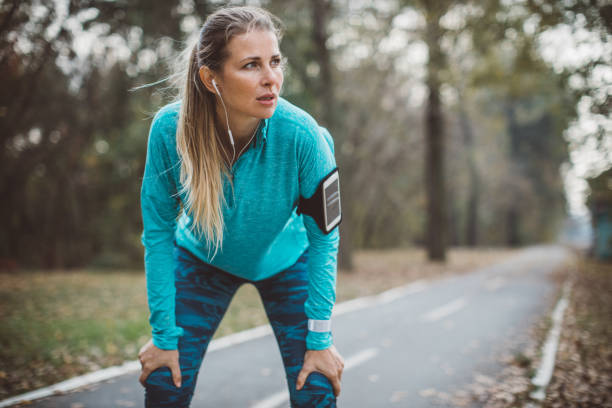 woman running in park - women sweat healthy lifestyle exercising imagens e fotografias de stock