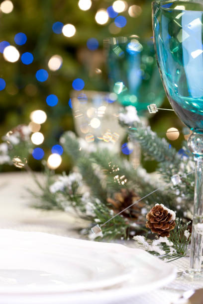 ajuste de lugar de mesa de comedor de vacaciones de navidad - christmas tree decorations indoors selective focus arrangement fotografías e imágenes de stock