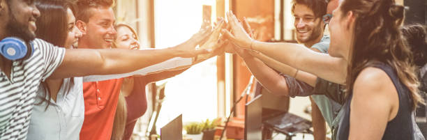 equipo de trabajo joven celebrando de nuevo inicio en oficina creativa - estudiantes felizes dando motivación fuerza - foco en las manos - co trabajo, concepto de negocio, tecnología, influyente y comercialización - northern california fotos fotografías e imágenes de stock