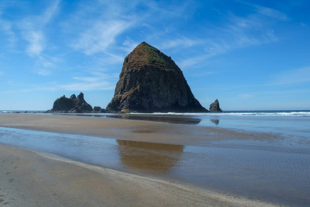 istock Cannon Beach and Haystack Rock, Oregon, Pacific Northwest, USA. 1059254618