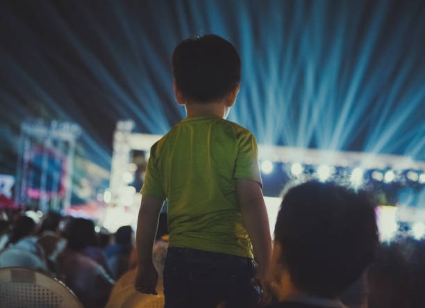 petit enfant devant un concert - urban scene china city horizontal photos et images de collection