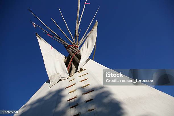 Teepee - Fotografie stock e altre immagini di Ambientazione esterna - Ambientazione esterna, Blu, Campeggiare