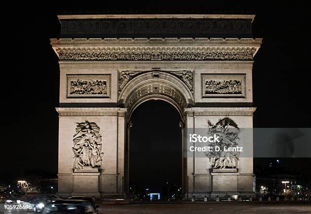 O Arco Do Triunfo À Noite - Fotografias de stock e mais imagens de Arco - Caraterística arquitetural - Arco - Caraterística arquitetural, Arco do Triunfo - Arco, Arco do Triunfo - Paris