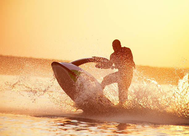 człowiek jazdy na jetski - łódź z napędem odrzutowym zdjęcia i obrazy z banku zdjęć