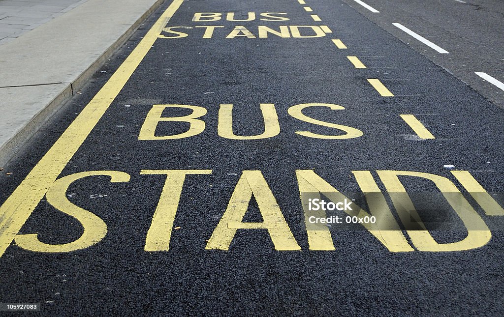 Marcas de autobuses Road - Foto de stock de Acera libre de derechos