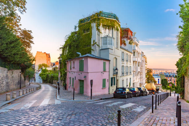 montmartre in paris, frankreich - paris square architecture travel destinations urban scene stock-fotos und bilder