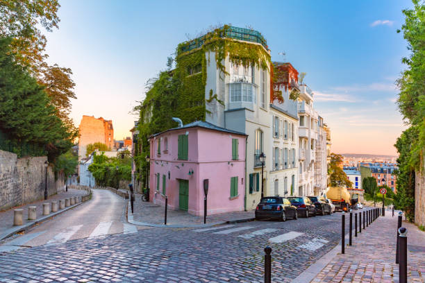 montmartre in paris, france - house column residential structure fairy tale imagens e fotografias de stock