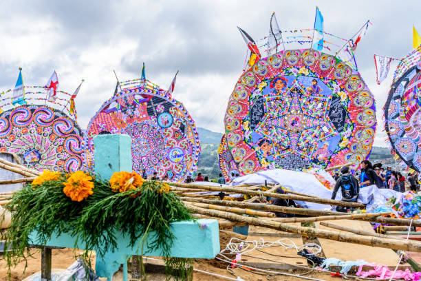 gigantyczny festiwal latawca, santiago sacatepequez, gwatemala - guatemalan flag zdjęcia i obrazy z banku zdjęć