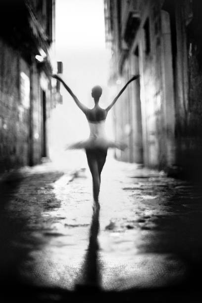 klassischer tänzer tanzen in der stadtstraße mit weißen kleid - ballet dancer beautiful dancing beauty stock-fotos und bilder