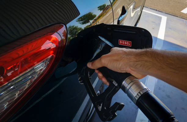 close up man hand holding petrol pump nozzle - gas station gasoline refueling fuel pump imagens e fotografias de stock