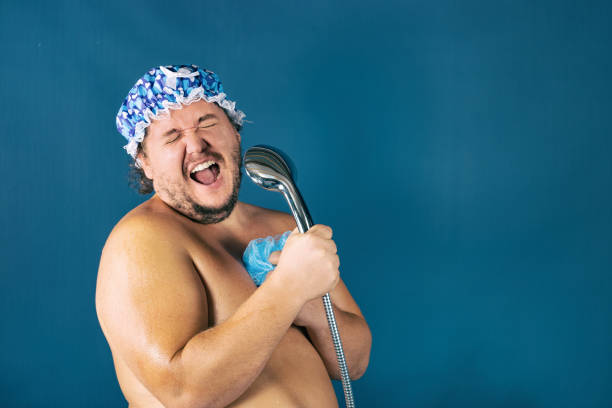 gracioso hombre gordo de gorra azul cantar en la ducha - hombre feo fotografías e imágenes de stock