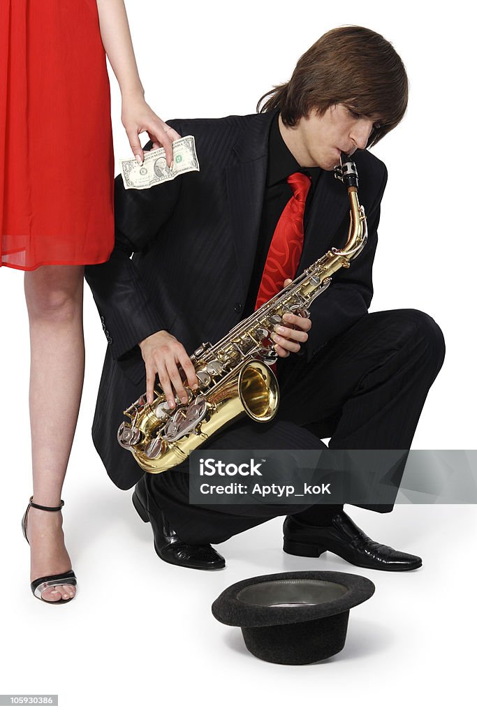 Garota de uma esmola para um homem que toca o sax - Foto de stock de Caixa de Doação royalty-free