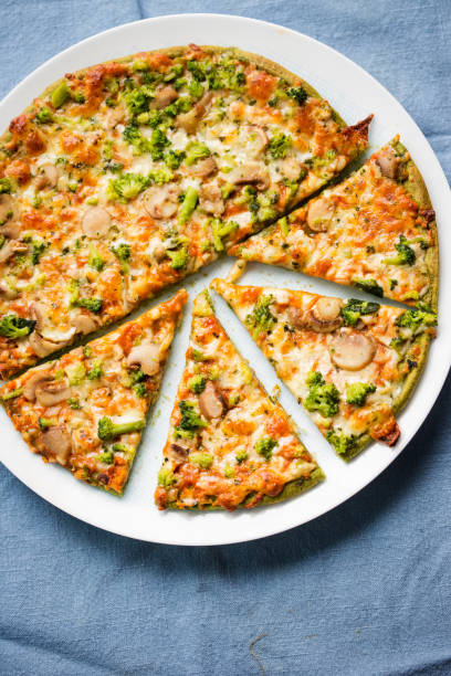 istock Spinach base pizza with broccoli, mozzarella and mushrooms 1059304660