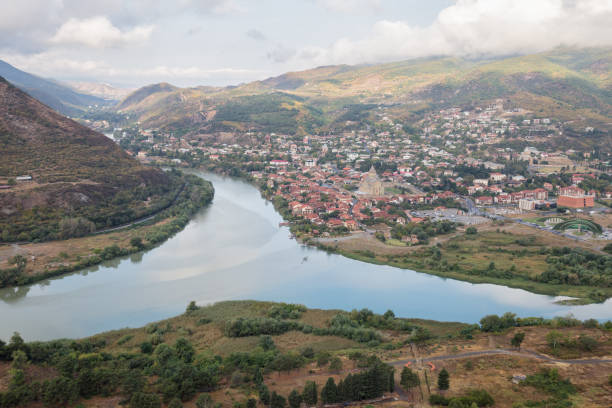 confluencia de los ríos aragvi y kura - mtskheta fotografías e imágenes de stock