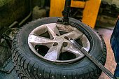 automechaniker-verschraubt-oder-schraubt-autorad-des-angehobenen-autos-an-der-reparaturstation.jpg?b=1&s=170x170&k=20&c=QkZgi0S_ZXZwbGfxguqRCQwBZfewJpmmKIh_Os5oEos=