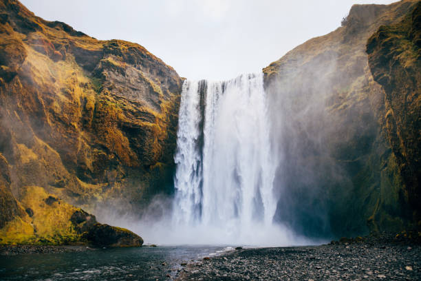 skogafoss wasserfall in island im herbst - beautiful sky amazing sky heaven afterlife stock-fotos und bilder