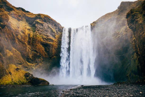 wodospad skogafoss na islandii jesienią - otwarta przestrzeń ustawienia zdjęcia i obrazy z banku zdjęć
